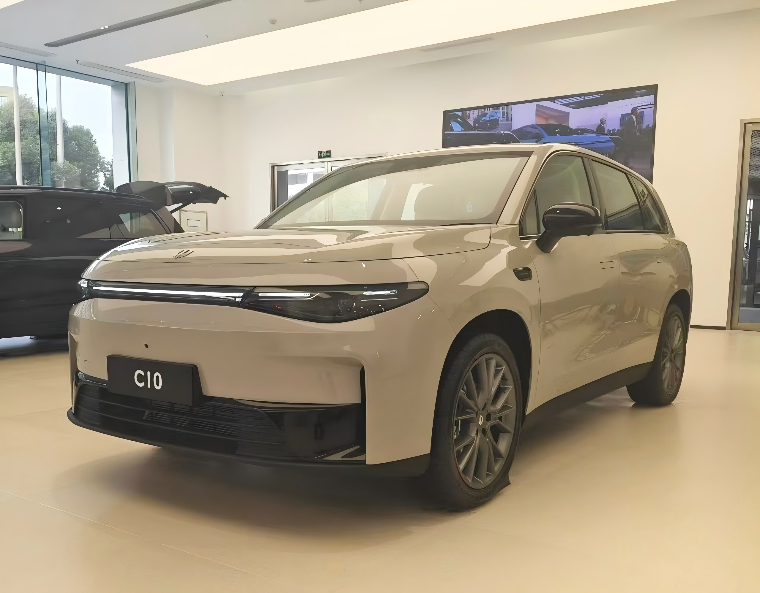 零跑 C10